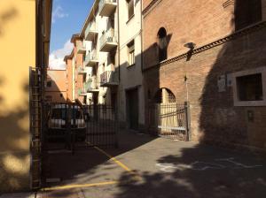 een poort voor een gebouw met een gebouw bij Granduca in Bologna
