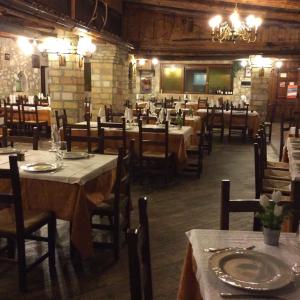 a dining room with tables and chairs in a restaurant at Hotel Il Feudo Dei Pierleoni in Celano