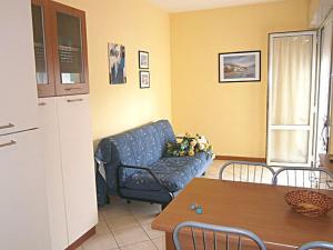 ビビオーネにあるDe La Mariuteのリビングルーム(青いソファ、テーブル付)