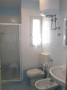 ビビオーネにあるDe La Mariuteのバスルーム(トイレ、洗面台、シャワー付)