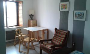 sala de estar con mesa, silla, mesa y ventana en Chambre D'Hôtes avec petit Déjeuner, en Remilly-les-Pothées