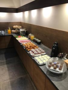bufet z różnymi rodzajami żywności w obiekcie Hotel U koně w mieście Beroun