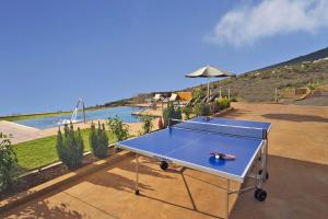 una mesa de ping pong azul en la parte superior de un patio en Villa Tojayma, en Tijarafe