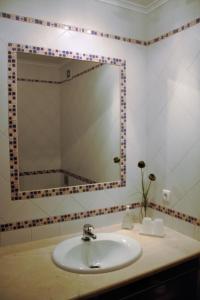 ein Badezimmer mit Waschbecken und Spiegel in der Unterkunft Vila Mar in Vila Franca do Campo