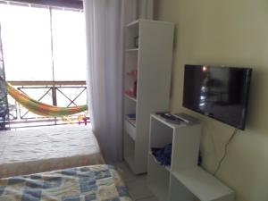 Televisyen dan/atau pusat hiburan di Flat Fazenda Cond Monte Castelo-Ao lado da Piscina