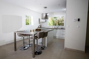 cocina con mesa y sillas en una habitación en villa Evian Neuvecelle, en Neuvecelle