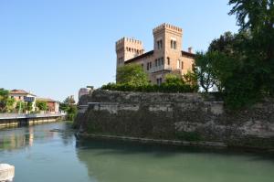 un edificio sul fianco di un fiume di La Maison di Laura a Treviso