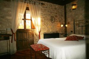 Tempat tidur dalam kamar di El Mirador de Almanzor