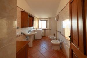 Koupelna v ubytování Azienda Agrituristica Le Terre Di San Leonardo + 37 fotografií