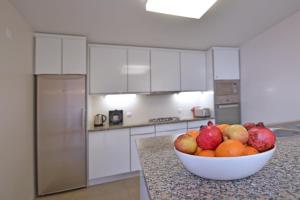 a bowl of fruit on a counter in a kitchen at Casa da Baía - Guest House in Horta