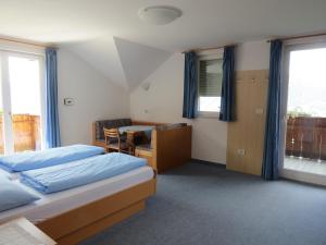 1 dormitorio con cama, escritorio y ventana en Mühlhaus, en Scena