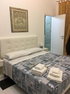 a bedroom with a bed with two towels on it at Vendicari in Pachino