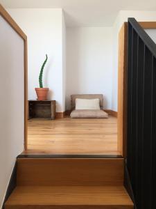 una habitación con una escalera con un cactus en la esquina en Deltaic :: green ecosystem en Deltebre