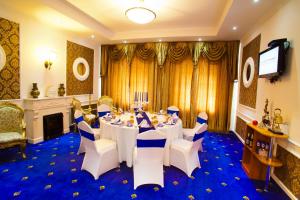 une salle de conférence avec une table, des chaises et une télévision dans l'établissement Puma Imperial Hotel, à Oulan-Bator