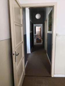 eine offene Tür zu einem Flur mit einem Zimmer in der Unterkunft living down town in Bassano del Grappa