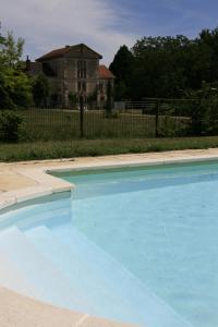 Πισίνα στο ή κοντά στο Gîte du Moulin de Montrésor