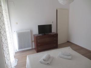 a room with a bed and a tv on a dresser at Studio Anna Veria Center in Veria
