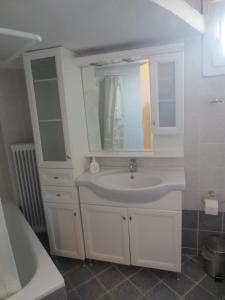 A bathroom at Studio Anna Veria Center Még 11 kép