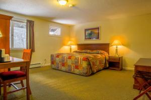 Llit o llits en una habitació de The Upper Pass Lodge