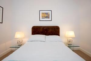 達拉謨的住宿－Apartment 2 The Grove，一间卧室配有一张大床和两盏灯
