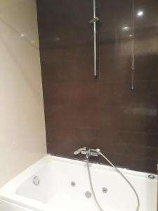 Das Bad ist mit einer Badewanne mit einer Dusche ausgestattet. in der Unterkunft Harmony Appartement 12 in Tunis