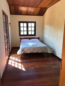 Ein Bett oder Betten in einem Zimmer der Unterkunft Chalé da Bel