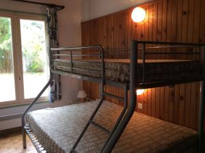 Bunk bed o mga bunk bed sa kuwarto sa Maison Ile de Re