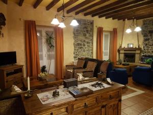 ein Wohnzimmer mit einem Sofa und einem Tisch in der Unterkunft La Casona de Sames in Sames
