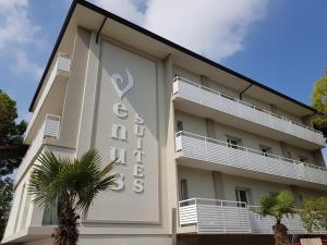 切尔维亚Venus Suites的侧面有标志的建筑物