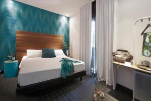 Postel nebo postele na pokoji v ubytování Q Hotel