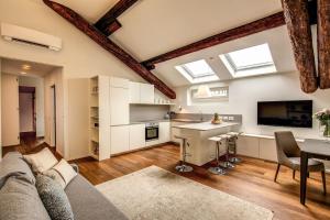 un soggiorno con divano e una cucina con lucernari. di Luxurious Apartment in Milan a Milano