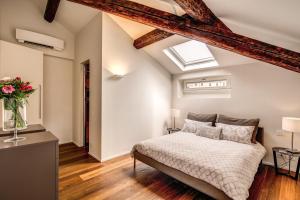 ミラノにあるLuxurious Apartment in Milanのベッドルーム(ベッド1台、天窓付)