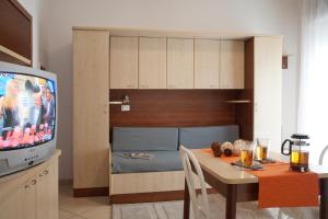 Televízia a/alebo spoločenská miestnosť v ubytovaní Residence Mediterraneo