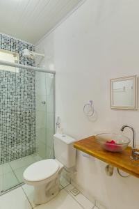 a bathroom with a toilet and a sink and a shower at Pousada Brisa Da Barra in Barra Grande