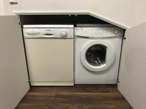 マドリードにあるWindRose 7の小さな部屋に洗濯機と乾燥機があります。