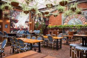 un restaurante vacío con mesas y sillas de madera en Nightcap at Belgian Beer Cafe en Perth
