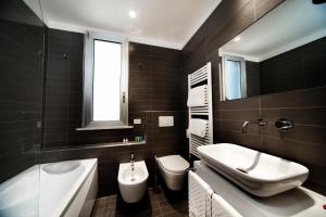 Koupelna v ubytování Q Hotel