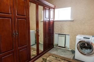 ein Badezimmer mit einer Waschmaschine und einem Spiegel in der Unterkunft Hostel Astana in Astana