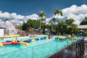 una piscina en un complejo con un parque acuático en Kurrimine Beach Holiday Park, en Kurrimine Beach