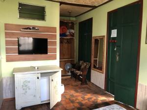 a room with a tv on the wall at Pouso Realeza in Tiradentes