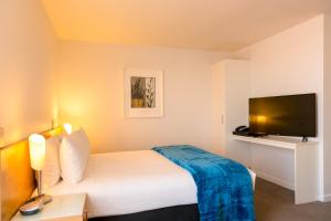 TV a/nebo společenská místnost v ubytování Astelia Apartment Hotel