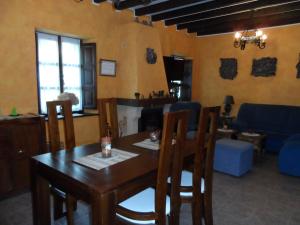 Restoran ili drugo mesto za obedovanje u objektu Casa El Campu