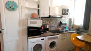 een keuken met een wasmachine en een magnetron bij Le LUMIERE in La Ciotat +8 foto's