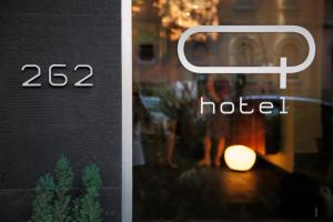 Certifikát, hodnocení, plakát nebo jiný dokument vystavený v ubytování Q Hotel