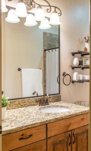 een badkamer met een wastafel en een grote spiegel bij Hurricane Hill Home in Hurricane
