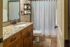 een badkamer met een wastafel, een toilet en een douche bij Hurricane Hill Home in Hurricane
