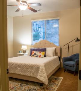 een slaapkamer met een bed, een plafondventilator en een raam bij Hurricane Hill Home in Hurricane