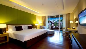 Televizors / izklaižu centrs naktsmītnē Graceland Khaolak Beach Resort- SHA Extra Plus