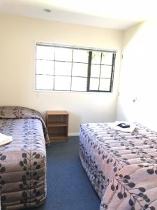 Postel nebo postele na pokoji v ubytování Tudor Lodge Motel