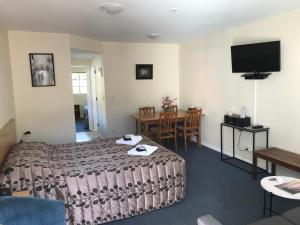 TV a/nebo společenská místnost v ubytování Tudor Lodge Motel